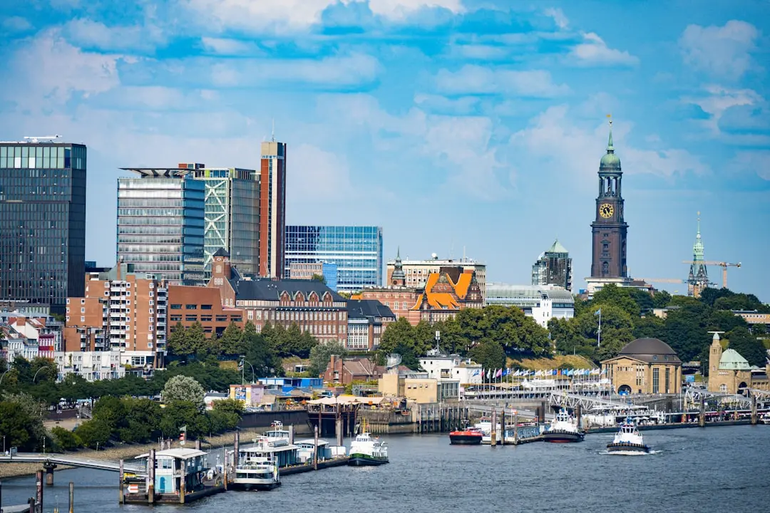 Eine Skyline-Ansicht von Hamburg.